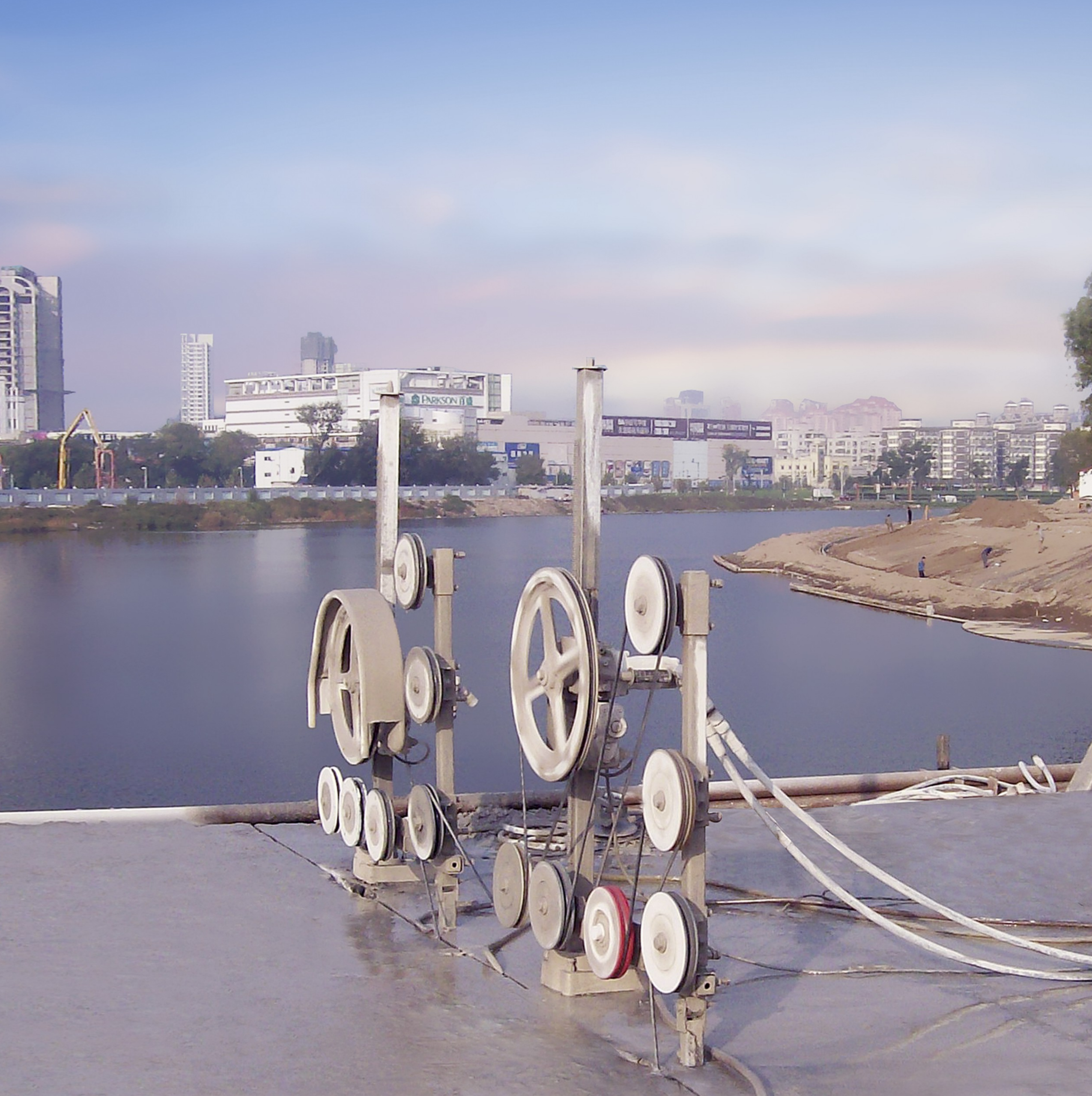 Wire saw machine on bridge deck